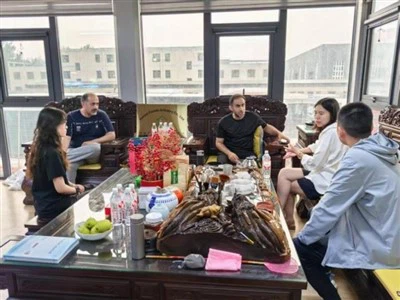 לקוחות ערב הסעודית מבקרים במפעל בית המכולות המודולרי שלנו